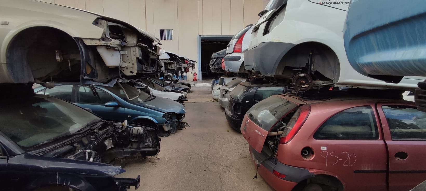 Vehículos para despiece en las instalaciones de Autodesguace Eco Aspe